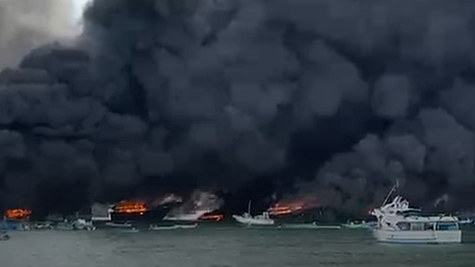 Incendio en puerto de Manta, en Ecuador.